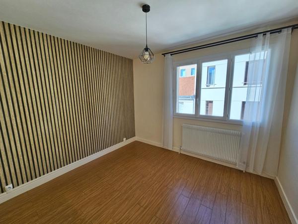 Appartement F4 69 m² situé à 200 m du plan d' eau avec garage