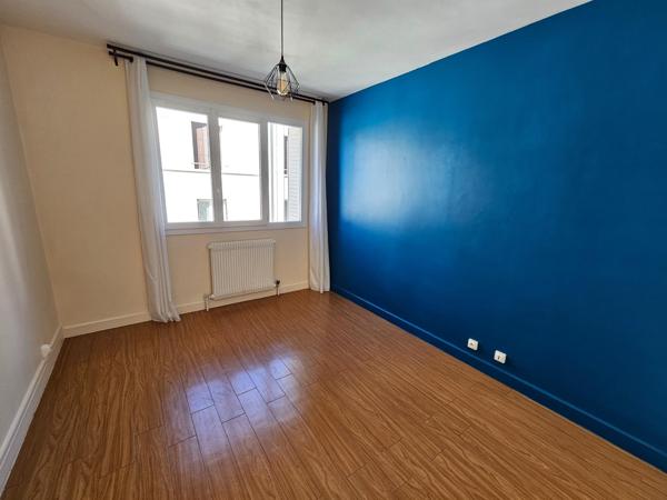 Appartement F4 69 m² situé à 200 m du plan d' eau avec garage