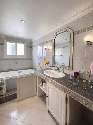 Vente                                                      Maison
                        
                     4 pièces                      136 m2                     à Tarbes