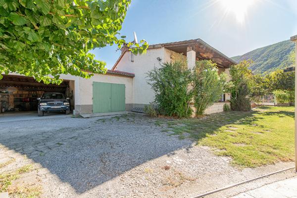 Ecrin contemporain et dépendances créatives en Provence.