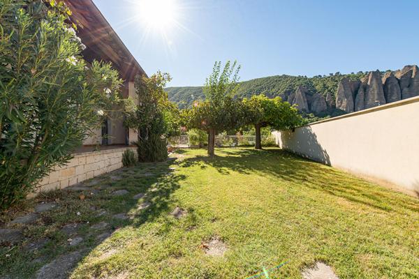 Ecrin contemporain et dépendances créatives en Provence.