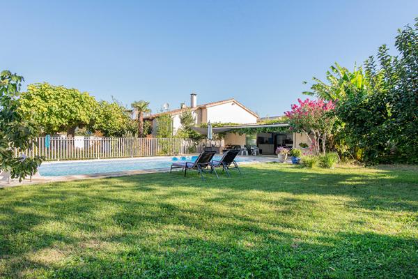 Ecrin contemporain et dépendances créatives en Provence.