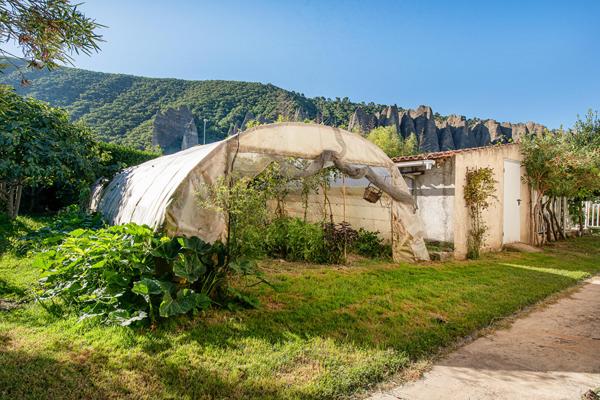 Ecrin contemporain et dépendances créatives en Provence.