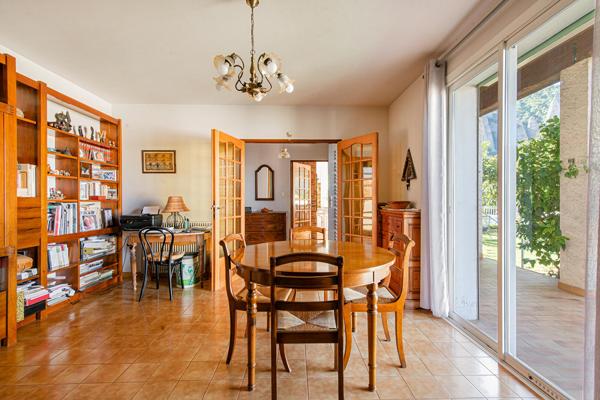 Ecrin contemporain et dépendances créatives en Provence.