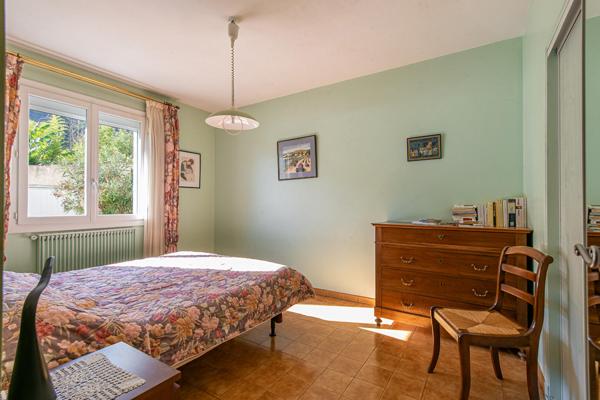 Ecrin contemporain et dépendances créatives en Provence.