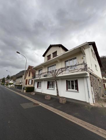 Immeuble Vic Sur Cere 10 pièce(s) 211.65 m2 , Vic sur cere