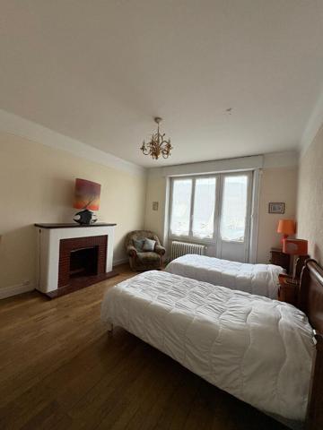Immeuble Vic Sur Cere 10 pièce(s) 211.65 m2 , Vic sur cere