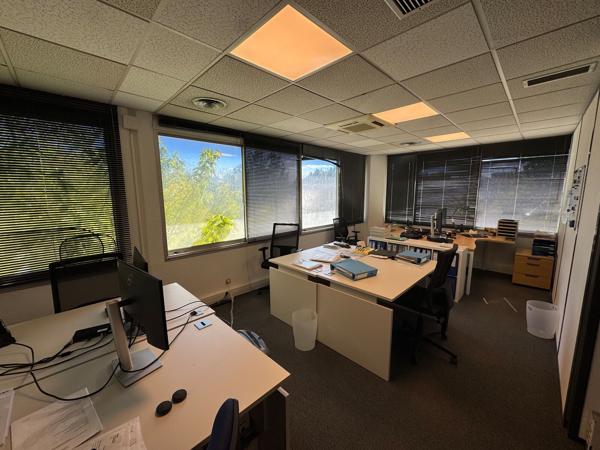 Bureaux à louer à Mérignac avec parking privatif et salle de réunion