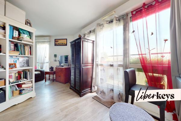 Grand studio 31 m² dernier étage terrasse parking Orly Fer à Cheval