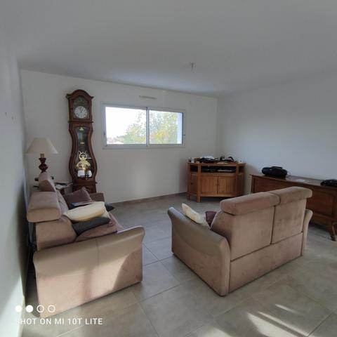 Maison dans le bourg de Divatte-sur- loire avec un atelier.