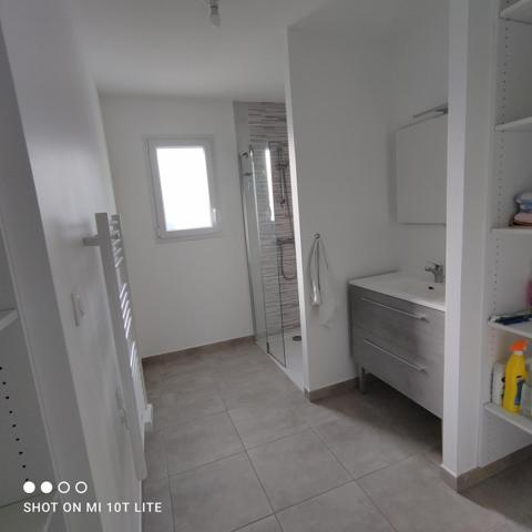 Maison dans le bourg de Divatte-sur- loire avec un atelier.