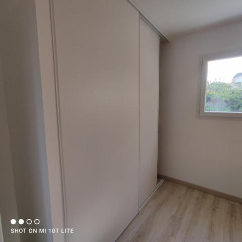 Maison dans le bourg de Divatte-sur- loire avec un atelier.