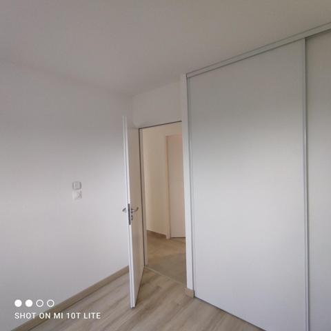 Maison dans le bourg de Divatte-sur- loire avec un atelier.