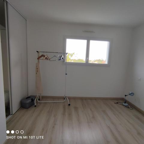 Maison dans le bourg de Divatte-sur- loire avec un atelier.