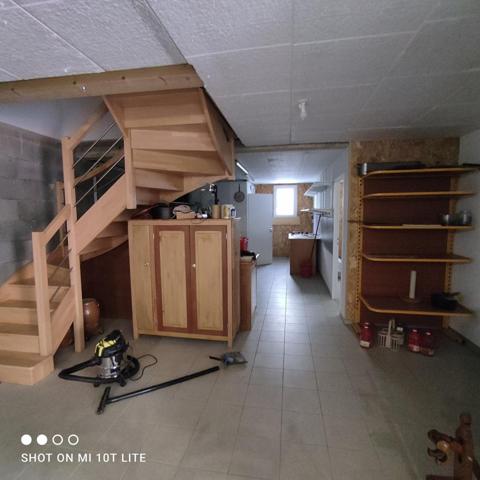 Maison dans le bourg de Divatte-sur- loire avec un atelier.