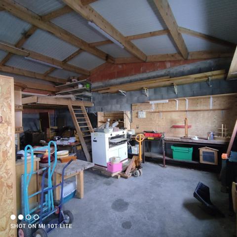 Maison dans le bourg de Divatte-sur- loire avec un atelier.