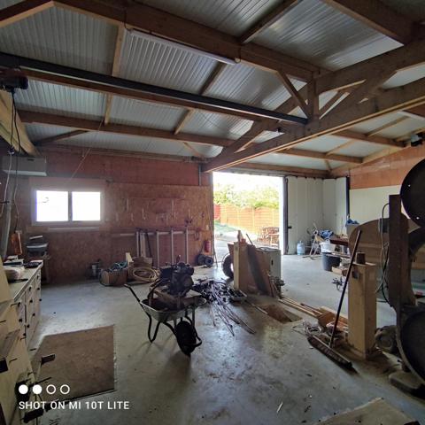 Maison dans le bourg de Divatte-sur- loire avec un atelier.