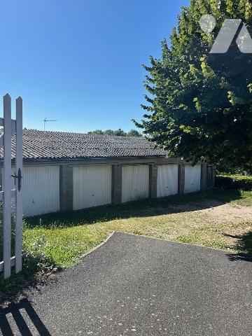A Vendre / Ensemble de 6 garages en monopropriété à 500m du centre ville d'AZAY LE RIDEAU.