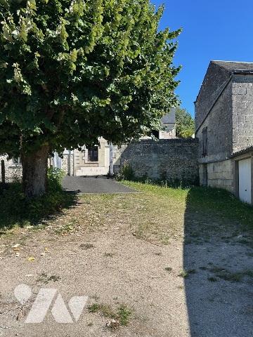 A Vendre / Ensemble de 6 garages en monopropriété à 500m du centre ville d'AZAY LE RIDEAU.