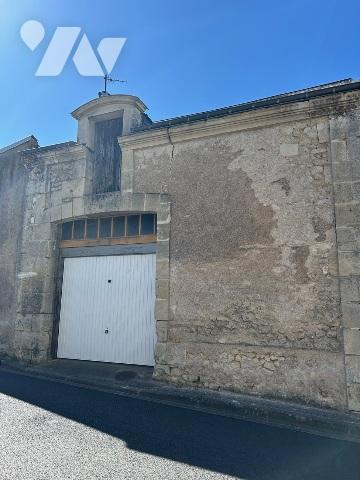 A Vendre / Ensemble de 6 garages en monopropriété à 500m du centre ville d'AZAY LE RIDEAU.