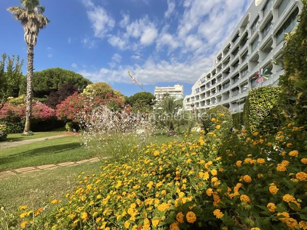 Offrez-vous un cadre de vie privilégié au sein de la très recherchée Résidence Fleurie 1. À seulement 400 mètres de la plage du Couchant et 250 mètres des commerces ouverts toute l'année, ce studio cabine avec garage privatif de 13 m² bénéficie d'un emplacement idéal où tout se fait à pied.

Exposé plein sud, il profite d'une agréable luminosité et d'une magnifique vue sur la piscine et les jardins paysagers de la résidence. Piscine, terrain de pétanque, ascenseur, espaces verts impeccablement entretenus... tout est réuni pour profiter pleinement de La Grande-Motte en toute saison.

Équipé d'une climatisation réversible, il est habitable immédiatement. Quelques travaux de modernisation permettront simplement de le mettre à votre goût. Son véritable atout reste son emplacement exceptionnel, dans une résidence prisée où les biens avec garage sont particulièrement recherchés.

Que vous recherchiez une résidence secondaire, un investissement locatif ou un pied-à-terre en bord de mer, ce bien réunit les critères les plus recherchés : garage, exposition plein sud, vue piscine, plage et commerces accessibles à pied.
Une belle opportunité à découvrir sans tarder !