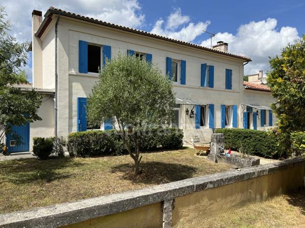Demeure de charme XIXème 9 pièces de 255 m² avec piscine et terrain de tennis - Saint Aigulin (17)