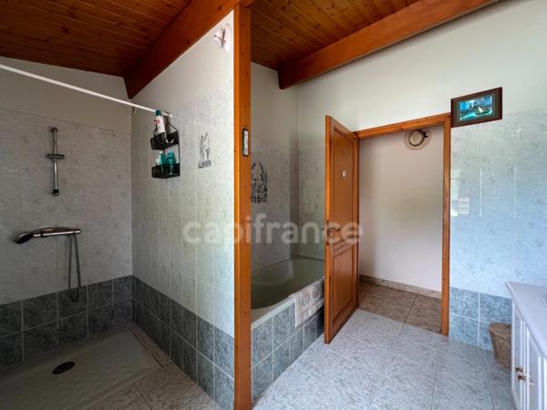 Demeure de charme XIXème 9 pièces de 255 m² avec piscine et terrain de tennis - Saint Aigulin (17)