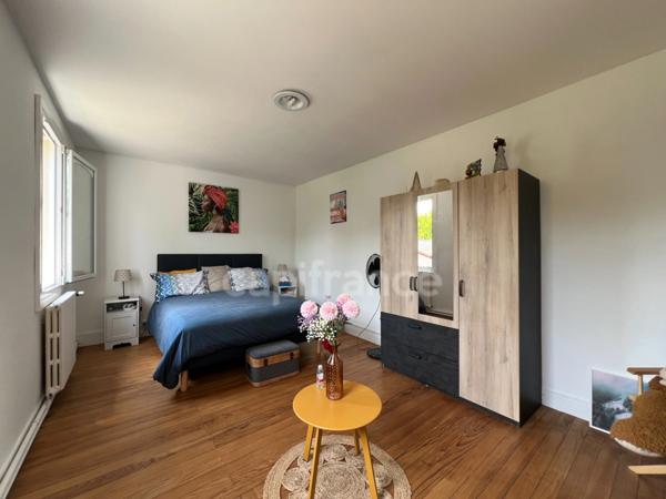 Demeure de charme XIXème 9 pièces de 255 m² avec piscine et terrain de tennis - Saint Aigulin (17)