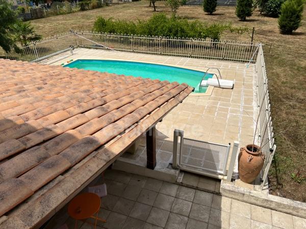 Demeure de charme XIXème 9 pièces de 255 m² avec piscine et terrain de tennis - Saint Aigulin (17)
