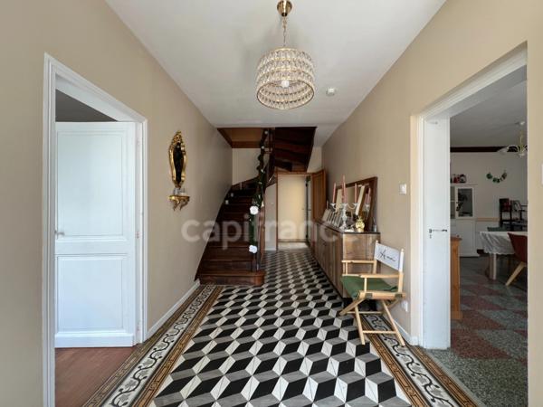 Demeure de charme XIXème 9 pièces de 255 m² avec piscine et terrain de tennis - Saint Aigulin (17)