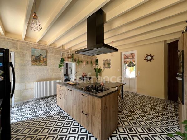 Demeure de charme XIXème 9 pièces de 255 m² avec piscine et terrain de tennis - Saint Aigulin (17)