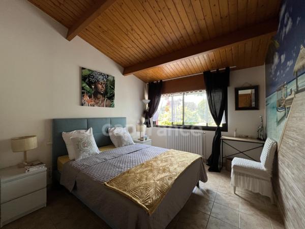 Demeure de charme XIXème 9 pièces de 255 m² avec piscine et terrain de tennis - Saint Aigulin (17)