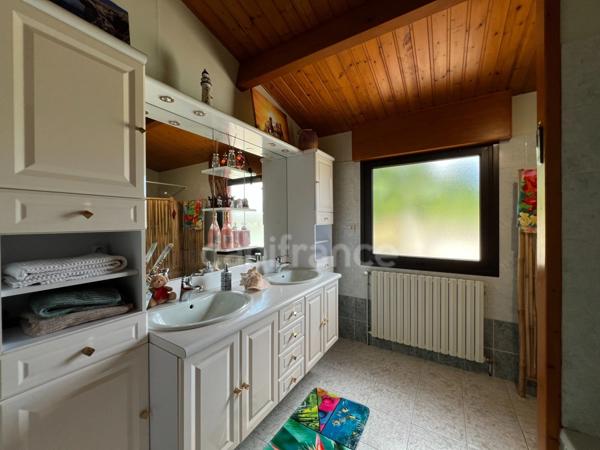 Demeure de charme XIXème 9 pièces de 255 m² avec piscine et terrain de tennis - Saint Aigulin (17)