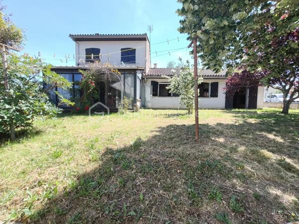 Cette maison individuelle avec ses dépendances et son terrain avec vue sur la campagne vous attend !

Vous avez une habitation de plain pied et une habitation à l'étage, les deux étant reliés.

Pour la maison de plain pied (93 m² environ) : une cuisine, une véranda, une pièce de vie, deux chambres, un WC, une salle de bain avec une partie dressing, et une petite buanderie.
Un cellier qui donne accès au hall d'entrée de l'habitation de l'étage.

A l'étage, un pièce de vie avec un espace cuisine, une chambre, une salle de bain avec WC. (42 m² environ pour l'étage)

Les deux entrées sont indépendantes. 

En extérieur, un garage, un atelier avec son bureau, un cabanon, et du terrain.

Le tour de maison est clôturé, tout comme une partie de terrain qui pourrait servir pour un poulailler ou autre.

PRESTATIONS : Toiture nettoyée en 2017, Isolation laine de verre déroulée de 2015, chauffage par PAC A/E de 2019, insert bois et radiateurs électriques, tout à l'égout, simple et double vitrage.

Ecoles sur place, collège, maison médicale, pharmacie, restaurants, supermarché, boulangerie, ...

VOTRE CONSEILLERE EST DISPONIBLE 7/7 Jours.