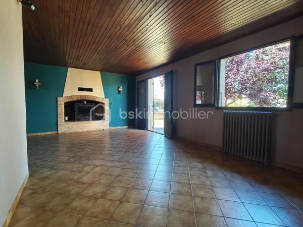 Cette maison individuelle avec ses dépendances et son terrain avec vue sur la campagne vous attend !

Vous avez une habitation de plain pied et une habitation à l'étage, les deux étant reliés.

Pour la maison de plain pied (93 m² environ) : une cuisine, une véranda, une pièce de vie, deux chambres, un WC, une salle de bain avec une partie dressing, et une petite buanderie.
Un cellier qui donne accès au hall d'entrée de l'habitation de l'étage.

A l'étage, un pièce de vie avec un espace cuisine, une chambre, une salle de bain avec WC. (42 m² environ pour l'étage)

Les deux entrées sont indépendantes. 

En extérieur, un garage, un atelier avec son bureau, un cabanon, et du terrain.

Le tour de maison est clôturé, tout comme une partie de terrain qui pourrait servir pour un poulailler ou autre.

PRESTATIONS : Toiture nettoyée en 2017, Isolation laine de verre déroulée de 2015, chauffage par PAC A/E de 2019, insert bois et radiateurs électriques, tout à l'égout, simple et double vitrage.

Ecoles sur place, collège, maison médicale, pharmacie, restaurants, supermarché, boulangerie, ...

VOTRE CONSEILLERE EST DISPONIBLE 7/7 Jours.