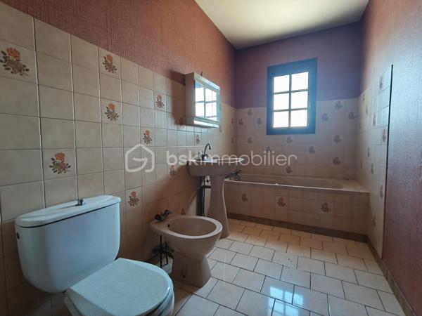 Cette maison individuelle avec ses dépendances et son terrain avec vue sur la campagne vous attend !

Vous avez une habitation de plain pied et une habitation à l'étage, les deux étant reliés.

Pour la maison de plain pied (93 m² environ) : une cuisine, une véranda, une pièce de vie, deux chambres, un WC, une salle de bain avec une partie dressing, et une petite buanderie.
Un cellier qui donne accès au hall d'entrée de l'habitation de l'étage.

A l'étage, un pièce de vie avec un espace cuisine, une chambre, une salle de bain avec WC. (42 m² environ pour l'étage)

Les deux entrées sont indépendantes. 

En extérieur, un garage, un atelier avec son bureau, un cabanon, et du terrain.

Le tour de maison est clôturé, tout comme une partie de terrain qui pourrait servir pour un poulailler ou autre.

PRESTATIONS : Toiture nettoyée en 2017, Isolation laine de verre déroulée de 2015, chauffage par PAC A/E de 2019, insert bois et radiateurs électriques, tout à l'égout, simple et double vitrage.

Ecoles sur place, collège, maison médicale, pharmacie, restaurants, supermarché, boulangerie, ...

VOTRE CONSEILLERE EST DISPONIBLE 7/7 Jours.