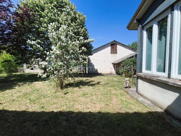 Cette maison individuelle avec ses dépendances et son terrain avec vue sur la campagne vous attend !

Vous avez une habitation de plain pied et une habitation à l'étage, les deux étant reliés.

Pour la maison de plain pied (93 m² environ) : une cuisine, une véranda, une pièce de vie, deux chambres, un WC, une salle de bain avec une partie dressing, et une petite buanderie.
Un cellier qui donne accès au hall d'entrée de l'habitation de l'étage.

A l'étage, un pièce de vie avec un espace cuisine, une chambre, une salle de bain avec WC. (42 m² environ pour l'étage)

Les deux entrées sont indépendantes. 

En extérieur, un garage, un atelier avec son bureau, un cabanon, et du terrain.

Le tour de maison est clôturé, tout comme une partie de terrain qui pourrait servir pour un poulailler ou autre.

PRESTATIONS : Toiture nettoyée en 2017, Isolation laine de verre déroulée de 2015, chauffage par PAC A/E de 2019, insert bois et radiateurs électriques, tout à l'égout, simple et double vitrage.

Ecoles sur place, collège, maison médicale, pharmacie, restaurants, supermarché, boulangerie, ...

VOTRE CONSEILLERE EST DISPONIBLE 7/7 Jours.