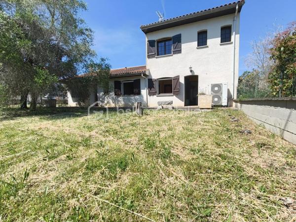 Cette maison individuelle avec ses dépendances et son terrain avec vue sur la campagne vous attend !

Vous avez une habitation de plain pied et une habitation à l'étage, les deux étant reliés.

Pour la maison de plain pied (93 m² environ) : une cuisine, une véranda, une pièce de vie, deux chambres, un WC, une salle de bain avec une partie dressing, et une petite buanderie.
Un cellier qui donne accès au hall d'entrée de l'habitation de l'étage.

A l'étage, un pièce de vie avec un espace cuisine, une chambre, une salle de bain avec WC. (42 m² environ pour l'étage)

Les deux entrées sont indépendantes. 

En extérieur, un garage, un atelier avec son bureau, un cabanon, et du terrain.

Le tour de maison est clôturé, tout comme une partie de terrain qui pourrait servir pour un poulailler ou autre.

PRESTATIONS : Toiture nettoyée en 2017, Isolation laine de verre déroulée de 2015, chauffage par PAC A/E de 2019, insert bois et radiateurs électriques, tout à l'égout, simple et double vitrage.

Ecoles sur place, collège, maison médicale, pharmacie, restaurants, supermarché, boulangerie, ...

VOTRE CONSEILLERE EST DISPONIBLE 7/7 Jours.