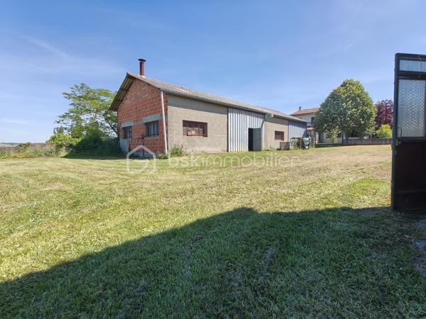 Cette maison individuelle avec ses dépendances et son terrain avec vue sur la campagne vous attend !

Vous avez une habitation de plain pied et une habitation à l'étage, les deux étant reliés.

Pour la maison de plain pied (93 m² environ) : une cuisine, une véranda, une pièce de vie, deux chambres, un WC, une salle de bain avec une partie dressing, et une petite buanderie.
Un cellier qui donne accès au hall d'entrée de l'habitation de l'étage.

A l'étage, un pièce de vie avec un espace cuisine, une chambre, une salle de bain avec WC. (42 m² environ pour l'étage)

Les deux entrées sont indépendantes. 

En extérieur, un garage, un atelier avec son bureau, un cabanon, et du terrain.

Le tour de maison est clôturé, tout comme une partie de terrain qui pourrait servir pour un poulailler ou autre.

PRESTATIONS : Toiture nettoyée en 2017, Isolation laine de verre déroulée de 2015, chauffage par PAC A/E de 2019, insert bois et radiateurs électriques, tout à l'égout, simple et double vitrage.

Ecoles sur place, collège, maison médicale, pharmacie, restaurants, supermarché, boulangerie, ...

VOTRE CONSEILLERE EST DISPONIBLE 7/7 Jours.