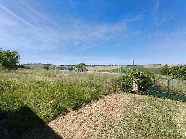 Cette maison individuelle avec ses dépendances et son terrain avec vue sur la campagne vous attend !

Vous avez une habitation de plain pied et une habitation à l'étage, les deux étant reliés.

Pour la maison de plain pied (93 m² environ) : une cuisine, une véranda, une pièce de vie, deux chambres, un WC, une salle de bain avec une partie dressing, et une petite buanderie.
Un cellier qui donne accès au hall d'entrée de l'habitation de l'étage.

A l'étage, un pièce de vie avec un espace cuisine, une chambre, une salle de bain avec WC. (42 m² environ pour l'étage)

Les deux entrées sont indépendantes. 

En extérieur, un garage, un atelier avec son bureau, un cabanon, et du terrain.

Le tour de maison est clôturé, tout comme une partie de terrain qui pourrait servir pour un poulailler ou autre.

PRESTATIONS : Toiture nettoyée en 2017, Isolation laine de verre déroulée de 2015, chauffage par PAC A/E de 2019, insert bois et radiateurs électriques, tout à l'égout, simple et double vitrage.

Ecoles sur place, collège, maison médicale, pharmacie, restaurants, supermarché, boulangerie, ...

VOTRE CONSEILLERE EST DISPONIBLE 7/7 Jours.