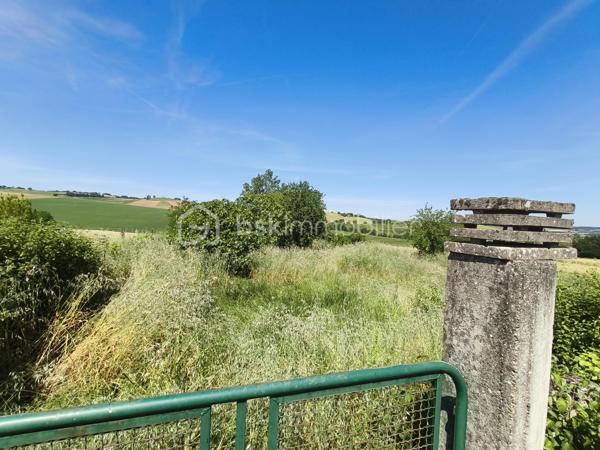 Cette maison individuelle avec ses dépendances et son terrain avec vue sur la campagne vous attend !

Vous avez une habitation de plain pied et une habitation à l'étage, les deux étant reliés.

Pour la maison de plain pied (93 m² environ) : une cuisine, une véranda, une pièce de vie, deux chambres, un WC, une salle de bain avec une partie dressing, et une petite buanderie.
Un cellier qui donne accès au hall d'entrée de l'habitation de l'étage.

A l'étage, un pièce de vie avec un espace cuisine, une chambre, une salle de bain avec WC. (42 m² environ pour l'étage)

Les deux entrées sont indépendantes. 

En extérieur, un garage, un atelier avec son bureau, un cabanon, et du terrain.

Le tour de maison est clôturé, tout comme une partie de terrain qui pourrait servir pour un poulailler ou autre.

PRESTATIONS : Toiture nettoyée en 2017, Isolation laine de verre déroulée de 2015, chauffage par PAC A/E de 2019, insert bois et radiateurs électriques, tout à l'égout, simple et double vitrage.

Ecoles sur place, collège, maison médicale, pharmacie, restaurants, supermarché, boulangerie, ...

VOTRE CONSEILLERE EST DISPONIBLE 7/7 Jours.