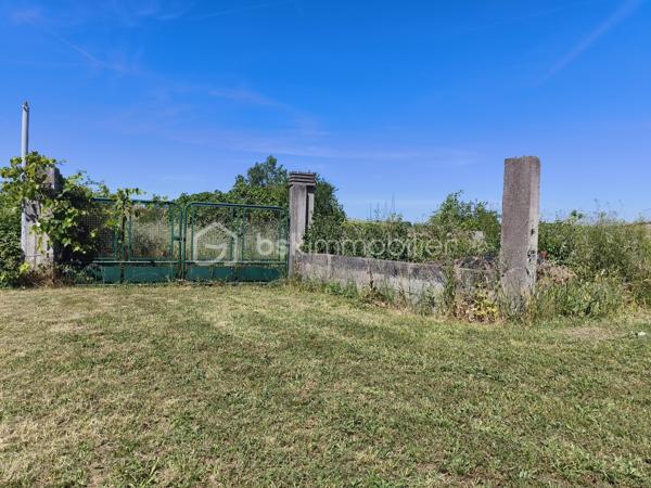 Cette maison individuelle avec ses dépendances et son terrain avec vue sur la campagne vous attend !

Vous avez une habitation de plain pied et une habitation à l'étage, les deux étant reliés.

Pour la maison de plain pied (93 m² environ) : une cuisine, une véranda, une pièce de vie, deux chambres, un WC, une salle de bain avec une partie dressing, et une petite buanderie.
Un cellier qui donne accès au hall d'entrée de l'habitation de l'étage.

A l'étage, un pièce de vie avec un espace cuisine, une chambre, une salle de bain avec WC. (42 m² environ pour l'étage)

Les deux entrées sont indépendantes. 

En extérieur, un garage, un atelier avec son bureau, un cabanon, et du terrain.

Le tour de maison est clôturé, tout comme une partie de terrain qui pourrait servir pour un poulailler ou autre.

PRESTATIONS : Toiture nettoyée en 2017, Isolation laine de verre déroulée de 2015, chauffage par PAC A/E de 2019, insert bois et radiateurs électriques, tout à l'égout, simple et double vitrage.

Ecoles sur place, collège, maison médicale, pharmacie, restaurants, supermarché, boulangerie, ...

VOTRE CONSEILLERE EST DISPONIBLE 7/7 Jours.