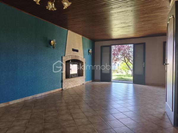 Cette maison individuelle avec ses dépendances et son terrain avec vue sur la campagne vous attend !

Vous avez une habitation de plain pied et une habitation à l'étage, les deux étant reliés.

Pour la maison de plain pied (93 m² environ) : une cuisine, une véranda, une pièce de vie, deux chambres, un WC, une salle de bain avec une partie dressing, et une petite buanderie.
Un cellier qui donne accès au hall d'entrée de l'habitation de l'étage.

A l'étage, un pièce de vie avec un espace cuisine, une chambre, une salle de bain avec WC. (42 m² environ pour l'étage)

Les deux entrées sont indépendantes. 

En extérieur, un garage, un atelier avec son bureau, un cabanon, et du terrain.

Le tour de maison est clôturé, tout comme une partie de terrain qui pourrait servir pour un poulailler ou autre.

PRESTATIONS : Toiture nettoyée en 2017, Isolation laine de verre déroulée de 2015, chauffage par PAC A/E de 2019, insert bois et radiateurs électriques, tout à l'égout, simple et double vitrage.

Ecoles sur place, collège, maison médicale, pharmacie, restaurants, supermarché, boulangerie, ...

VOTRE CONSEILLERE EST DISPONIBLE 7/7 Jours.