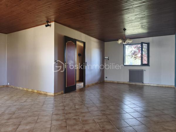 Cette maison individuelle avec ses dépendances et son terrain avec vue sur la campagne vous attend !

Vous avez une habitation de plain pied et une habitation à l'étage, les deux étant reliés.

Pour la maison de plain pied (93 m² environ) : une cuisine, une véranda, une pièce de vie, deux chambres, un WC, une salle de bain avec une partie dressing, et une petite buanderie.
Un cellier qui donne accès au hall d'entrée de l'habitation de l'étage.

A l'étage, un pièce de vie avec un espace cuisine, une chambre, une salle de bain avec WC. (42 m² environ pour l'étage)

Les deux entrées sont indépendantes. 

En extérieur, un garage, un atelier avec son bureau, un cabanon, et du terrain.

Le tour de maison est clôturé, tout comme une partie de terrain qui pourrait servir pour un poulailler ou autre.

PRESTATIONS : Toiture nettoyée en 2017, Isolation laine de verre déroulée de 2015, chauffage par PAC A/E de 2019, insert bois et radiateurs électriques, tout à l'égout, simple et double vitrage.

Ecoles sur place, collège, maison médicale, pharmacie, restaurants, supermarché, boulangerie, ...

VOTRE CONSEILLERE EST DISPONIBLE 7/7 Jours.