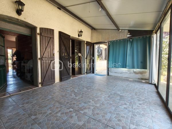 Cette maison individuelle avec ses dépendances et son terrain avec vue sur la campagne vous attend !

Vous avez une habitation de plain pied et une habitation à l'étage, les deux étant reliés.

Pour la maison de plain pied (93 m² environ) : une cuisine, une véranda, une pièce de vie, deux chambres, un WC, une salle de bain avec une partie dressing, et une petite buanderie.
Un cellier qui donne accès au hall d'entrée de l'habitation de l'étage.

A l'étage, un pièce de vie avec un espace cuisine, une chambre, une salle de bain avec WC. (42 m² environ pour l'étage)

Les deux entrées sont indépendantes. 

En extérieur, un garage, un atelier avec son bureau, un cabanon, et du terrain.

Le tour de maison est clôturé, tout comme une partie de terrain qui pourrait servir pour un poulailler ou autre.

PRESTATIONS : Toiture nettoyée en 2017, Isolation laine de verre déroulée de 2015, chauffage par PAC A/E de 2019, insert bois et radiateurs électriques, tout à l'égout, simple et double vitrage.

Ecoles sur place, collège, maison médicale, pharmacie, restaurants, supermarché, boulangerie, ...

VOTRE CONSEILLERE EST DISPONIBLE 7/7 Jours.