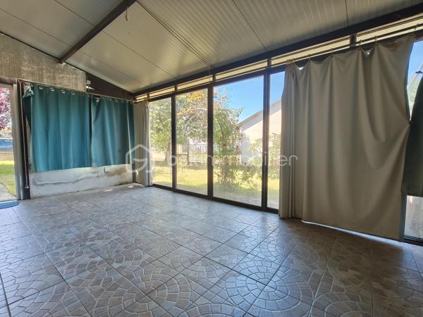Cette maison individuelle avec ses dépendances et son terrain avec vue sur la campagne vous attend !

Vous avez une habitation de plain pied et une habitation à l'étage, les deux étant reliés.

Pour la maison de plain pied (93 m² environ) : une cuisine, une véranda, une pièce de vie, deux chambres, un WC, une salle de bain avec une partie dressing, et une petite buanderie.
Un cellier qui donne accès au hall d'entrée de l'habitation de l'étage.

A l'étage, un pièce de vie avec un espace cuisine, une chambre, une salle de bain avec WC. (42 m² environ pour l'étage)

Les deux entrées sont indépendantes. 

En extérieur, un garage, un atelier avec son bureau, un cabanon, et du terrain.

Le tour de maison est clôturé, tout comme une partie de terrain qui pourrait servir pour un poulailler ou autre.

PRESTATIONS : Toiture nettoyée en 2017, Isolation laine de verre déroulée de 2015, chauffage par PAC A/E de 2019, insert bois et radiateurs électriques, tout à l'égout, simple et double vitrage.

Ecoles sur place, collège, maison médicale, pharmacie, restaurants, supermarché, boulangerie, ...

VOTRE CONSEILLERE EST DISPONIBLE 7/7 Jours.