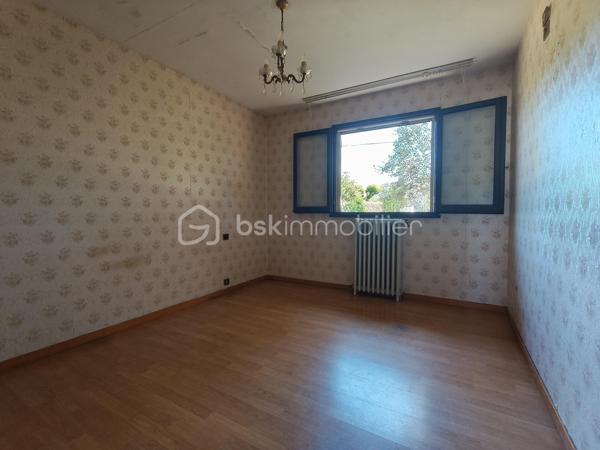 Cette maison individuelle avec ses dépendances et son terrain avec vue sur la campagne vous attend !

Vous avez une habitation de plain pied et une habitation à l'étage, les deux étant reliés.

Pour la maison de plain pied (93 m² environ) : une cuisine, une véranda, une pièce de vie, deux chambres, un WC, une salle de bain avec une partie dressing, et une petite buanderie.
Un cellier qui donne accès au hall d'entrée de l'habitation de l'étage.

A l'étage, un pièce de vie avec un espace cuisine, une chambre, une salle de bain avec WC. (42 m² environ pour l'étage)

Les deux entrées sont indépendantes. 

En extérieur, un garage, un atelier avec son bureau, un cabanon, et du terrain.

Le tour de maison est clôturé, tout comme une partie de terrain qui pourrait servir pour un poulailler ou autre.

PRESTATIONS : Toiture nettoyée en 2017, Isolation laine de verre déroulée de 2015, chauffage par PAC A/E de 2019, insert bois et radiateurs électriques, tout à l'égout, simple et double vitrage.

Ecoles sur place, collège, maison médicale, pharmacie, restaurants, supermarché, boulangerie, ...

VOTRE CONSEILLERE EST DISPONIBLE 7/7 Jours.