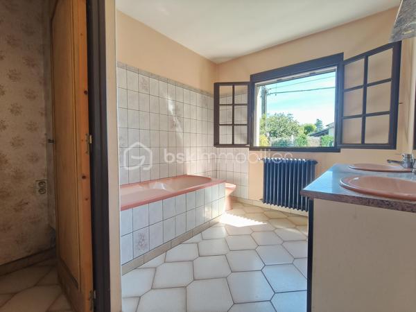 Cette maison individuelle avec ses dépendances et son terrain avec vue sur la campagne vous attend !

Vous avez une habitation de plain pied et une habitation à l'étage, les deux étant reliés.

Pour la maison de plain pied (93 m² environ) : une cuisine, une véranda, une pièce de vie, deux chambres, un WC, une salle de bain avec une partie dressing, et une petite buanderie.
Un cellier qui donne accès au hall d'entrée de l'habitation de l'étage.

A l'étage, un pièce de vie avec un espace cuisine, une chambre, une salle de bain avec WC. (42 m² environ pour l'étage)

Les deux entrées sont indépendantes. 

En extérieur, un garage, un atelier avec son bureau, un cabanon, et du terrain.

Le tour de maison est clôturé, tout comme une partie de terrain qui pourrait servir pour un poulailler ou autre.

PRESTATIONS : Toiture nettoyée en 2017, Isolation laine de verre déroulée de 2015, chauffage par PAC A/E de 2019, insert bois et radiateurs électriques, tout à l'égout, simple et double vitrage.

Ecoles sur place, collège, maison médicale, pharmacie, restaurants, supermarché, boulangerie, ...

VOTRE CONSEILLERE EST DISPONIBLE 7/7 Jours.