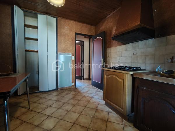 Cette maison individuelle avec ses dépendances et son terrain avec vue sur la campagne vous attend !

Vous avez une habitation de plain pied et une habitation à l'étage, les deux étant reliés.

Pour la maison de plain pied (93 m² environ) : une cuisine, une véranda, une pièce de vie, deux chambres, un WC, une salle de bain avec une partie dressing, et une petite buanderie.
Un cellier qui donne accès au hall d'entrée de l'habitation de l'étage.

A l'étage, un pièce de vie avec un espace cuisine, une chambre, une salle de bain avec WC. (42 m² environ pour l'étage)

Les deux entrées sont indépendantes. 

En extérieur, un garage, un atelier avec son bureau, un cabanon, et du terrain.

Le tour de maison est clôturé, tout comme une partie de terrain qui pourrait servir pour un poulailler ou autre.

PRESTATIONS : Toiture nettoyée en 2017, Isolation laine de verre déroulée de 2015, chauffage par PAC A/E de 2019, insert bois et radiateurs électriques, tout à l'égout, simple et double vitrage.

Ecoles sur place, collège, maison médicale, pharmacie, restaurants, supermarché, boulangerie, ...

VOTRE CONSEILLERE EST DISPONIBLE 7/7 Jours.