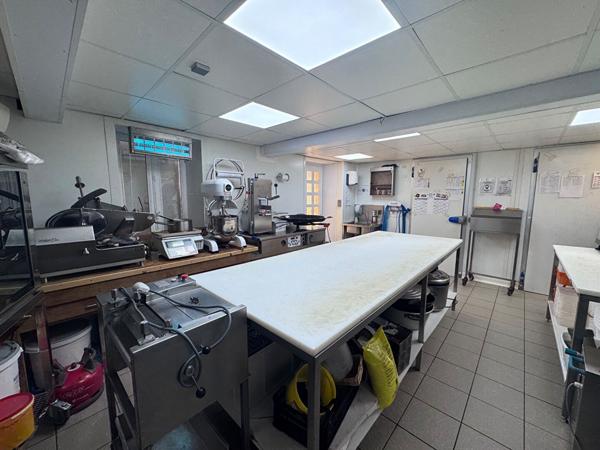 MUR et FOND de commerce Boucherie/traiteur + Appartements  PUY GUILLAUME